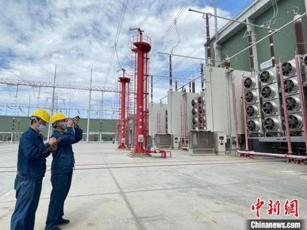 8月30日，国网新疆超高压分公司员工在±800千伏天山换流站进行充油套管油位检查。　宋荣鑫　摄