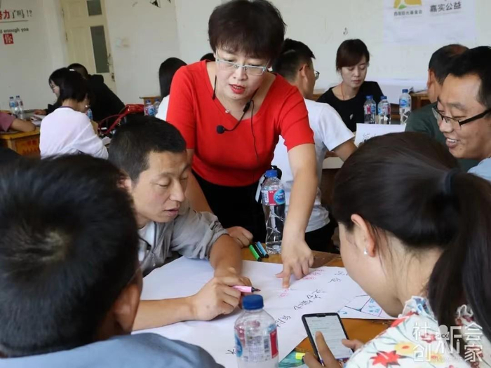 　　青葵花导师计划项目中，乡村青年教师共同学习、进步