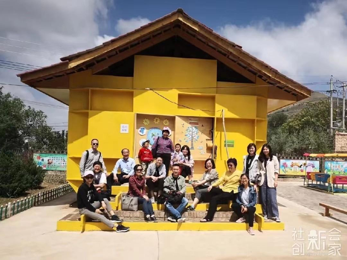 　　西部阳光理事在“阳光童趣园”项目点前合影