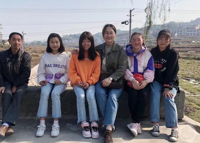 ▲秦叶仁对山区学生进行家访。图片来源/受访者供图