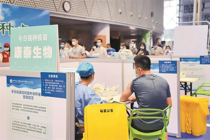 ▲2021年6月1日，深圳市民排队接种康泰生物新冠疫苗。