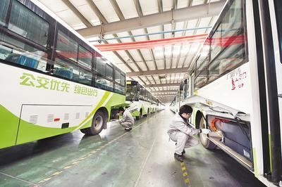     在武安市银隆新能源产业园，技术人员在给一批新能源纯电动大巴做投放市场前的最后测试。 河北日报记者 赵永辉摄