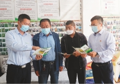         辽宁农担公司兴城办事处项目经理向农户宣传公司担保政策。