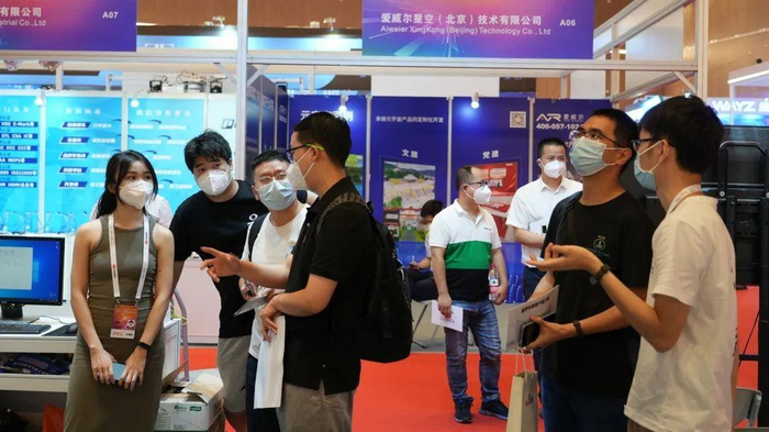 　　展会现场吸引众多观众驻足