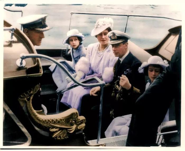 伊丽莎白姐妹跟随国王视察海军学院