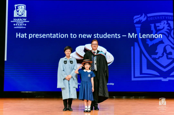 　　传承百年的授帽仪式