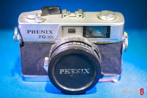 上世纪八十年代的凤凰牌JG301型相机。