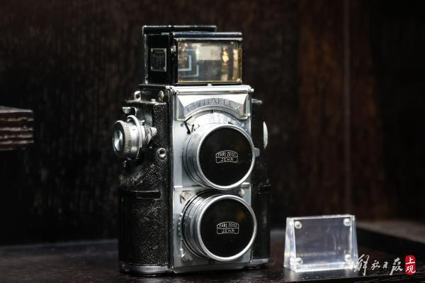 上世纪30年代唯一的135双镜头相机，内部结构非常复杂。
