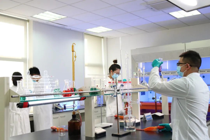 ▲图为对催化剂原材料进行来料检测