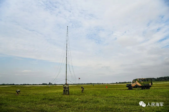 ▲架设对空导航天线