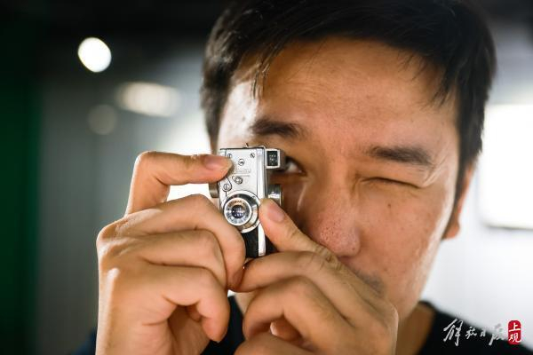 工作人员现场展示上世纪生产的间谍相机使用方法。