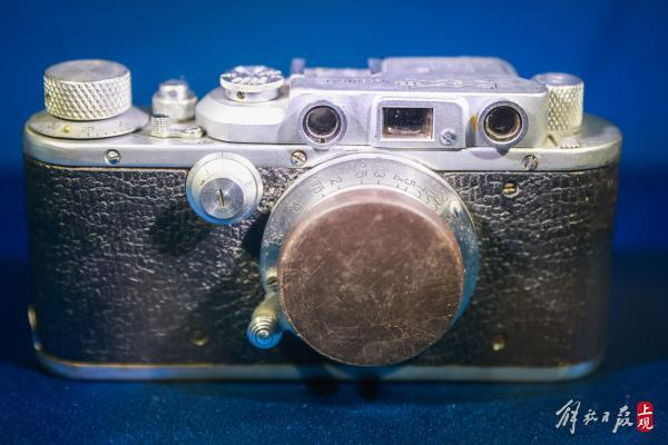 上世纪五十年代的上海牌581型相机。