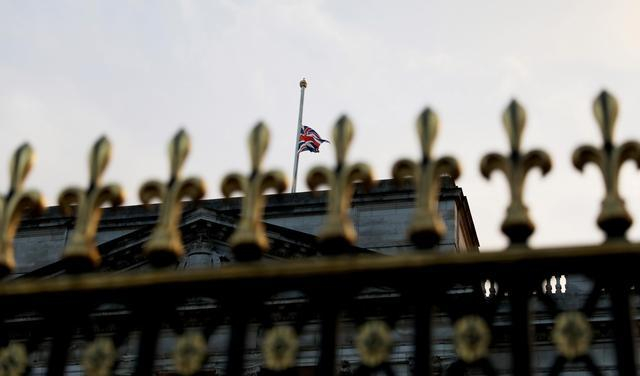 白金汉宫降半旗致哀 图源：新华社