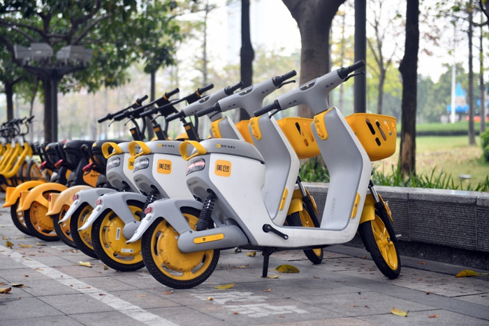 ▲街头停放的共享电单车