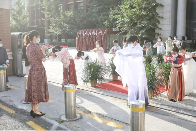 9月9日早上，北京四中璞瑅学校门口，学生们身穿传统服装迎接老师。新京报记者 王嘉宁 摄