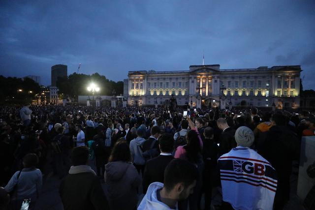 9月8日，民众聚集在英国伦敦的白金汉宫外 图源：新华社