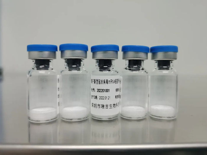 图：由瑞吉生物研发的全球首款冻干型新冠奥密克戎株mRNA疫苗已分别在新西兰和菲律宾获得临床批件