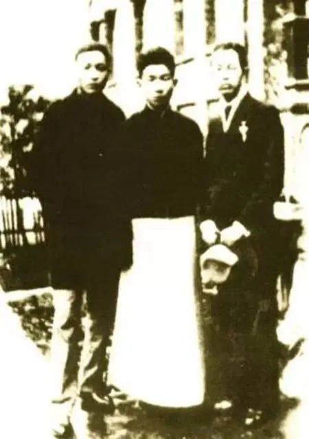 1937年，郁达夫与福州文化界抗日后援会同事在福州青年会门前合影　图源：福州新闻网