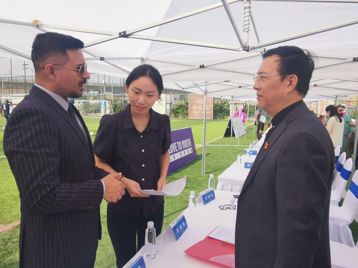 　　王龙社秘书长与巴基斯坦驻华参赞Khurram Farhan Chishti会谈