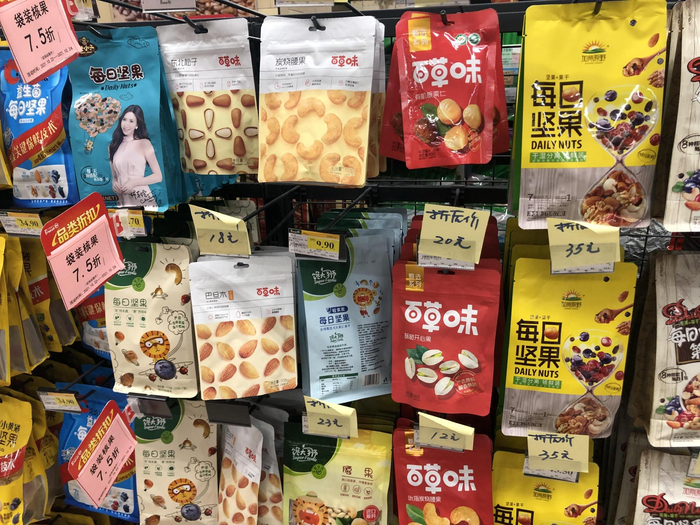 北京一超市销售的各品牌休闲食品。  新京报记者 王子扬 摄