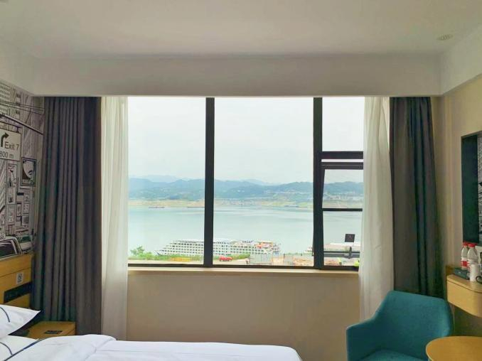 　　城市便捷酒店与山水人文相融合