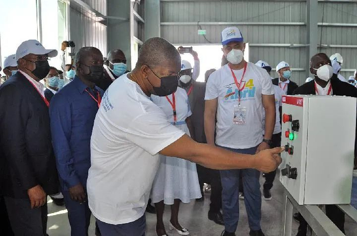 2022年4月4日，安哥拉总统洛伦索在库内内省按下抗旱项目一期工程泵机启动键。新华社发（许昆鹏摄）