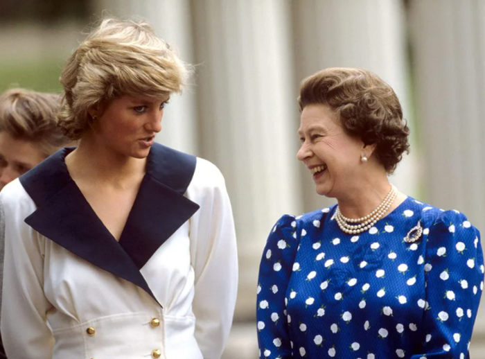  ·伊丽莎白二世（右）与戴安娜。