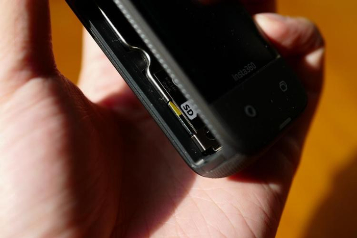 SD卡“藏”在电池舱中，需要把电池拿出来才能更换 图源：品玩lzh摄