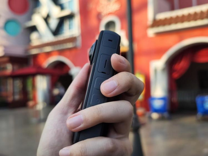 直接按右侧开关键也能直接录，就是需要等待下，建议未来可以推出极速版开机设计 图源：图源：品玩lzh摄