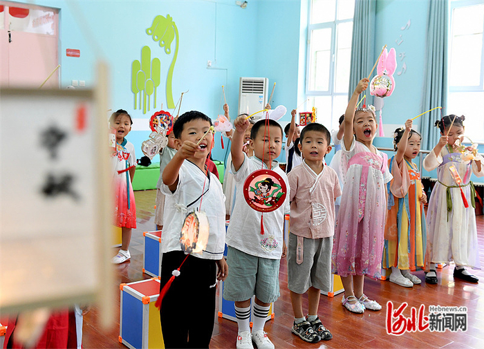 9月8日，一名小朋友开心地展示自己做的花灯。河北日报记者焦磊摄