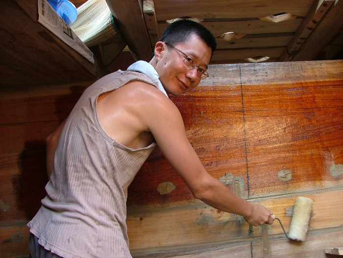 2007年，许路在“太平公主号”建造工地给船舱刷桐油。 林植摄