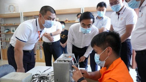 　　程凯副理事长观看环磁线圈项目操作流程