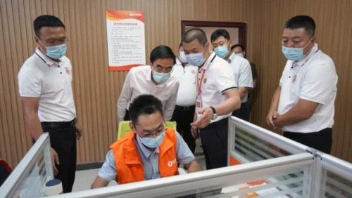 　　程凯副理事长查看顺义基地各功能室