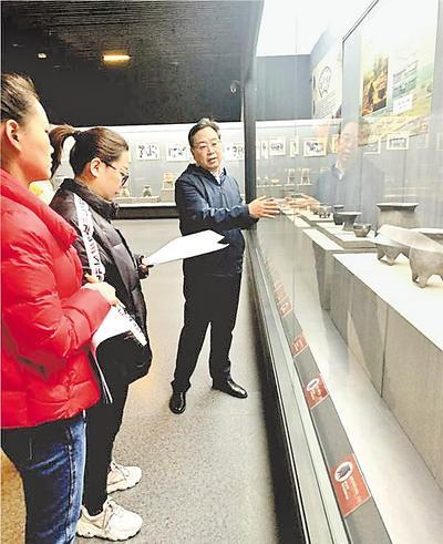     李新威（右一）在蔚县博物馆进行馆藏讲解。  受访者供图