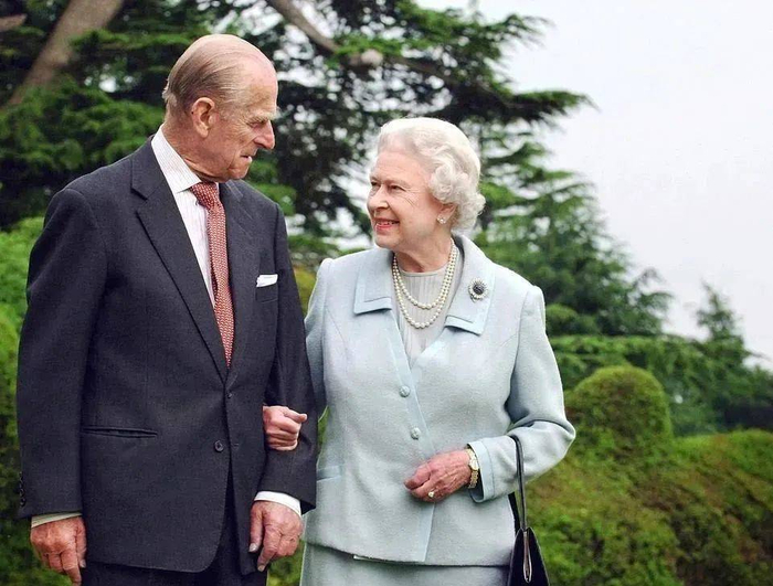 ▲伊丽莎白二世与丈夫菲利普亲王（图/网络）