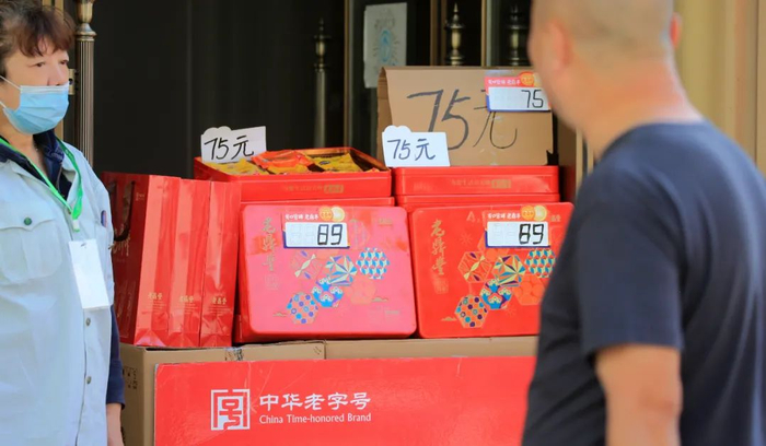 　　2022年9月9日，哈尔滨，中秋节前一天，中央大街沿线的多个月饼摊前，基本都是冷冷清清，少有人停步购买。（图|视觉中国）