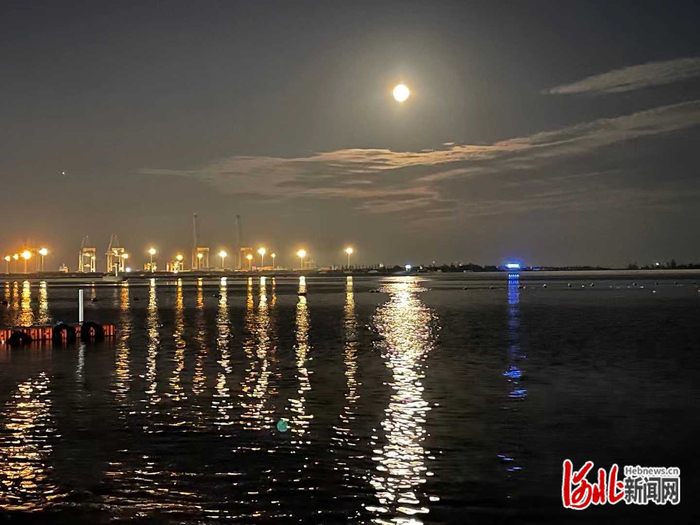 秦皇岛西浴场，海上生明月，天涯共此时。无论身在何方，心安处即吾乡。燕赵都市报纵览新闻记者李淑丽供图 