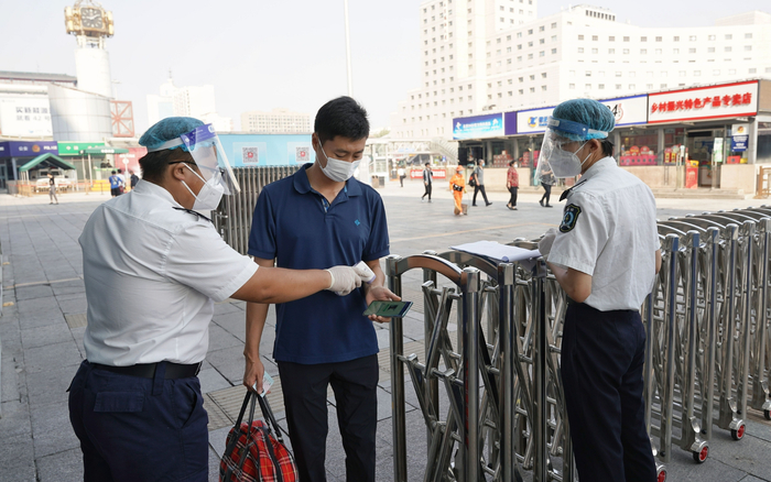 9月10日，北京西站，工作人员逐一查验乘客的健康码信息及核酸时效。新京报记者 王贵彬 摄