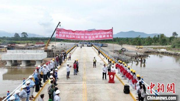 图为简朴的通车典礼。徐捷 供图