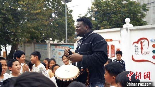 图为博密在柳州市龙新小学开展文化交流活动。　受访者供图