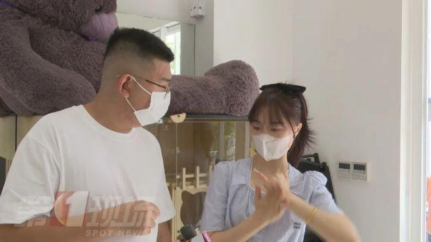 ▲手语老师（左）和刘川梅（右）深圳简幸福科技有限公司法人