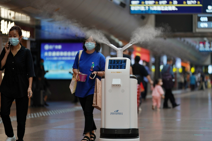 北京西站内的“智能雾化消毒机器人”自动运行。新京报记者 王贵彬 摄