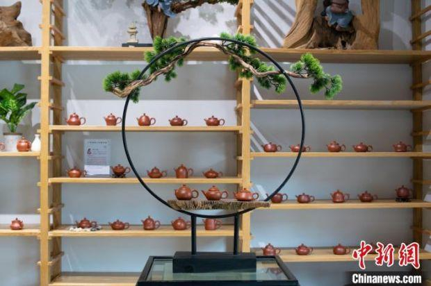 章海元的工作室摆满了手拉壶作品。　陈楚红 摄