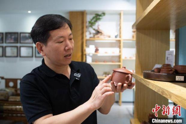 章海元向中新网记者讲述手拉壶的故事。　陈楚红 摄