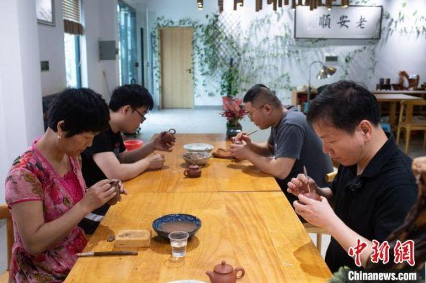 章海元给学生上课，教授制壶技艺。　陈楚红 摄