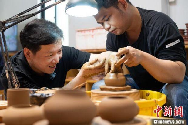 章海元指导学生制壶。　陈楚红 摄