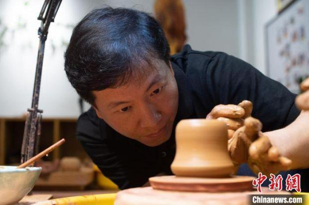 章海元示范辘轳制壶技法。　陈楚红　摄