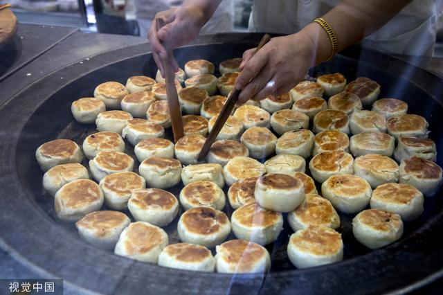 8月31日，上海，老字号光明邨大酒店的鲜肉月饼。图片来源:视觉中国