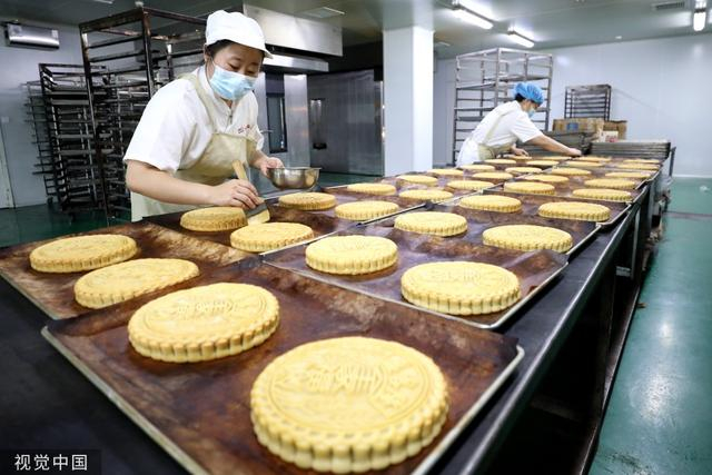 8月21日，青岛，西海岸新区盛客隆食品有限公司食品车间，工人赶制“全家福”大月饼。图片来源:王培珂/视觉中国