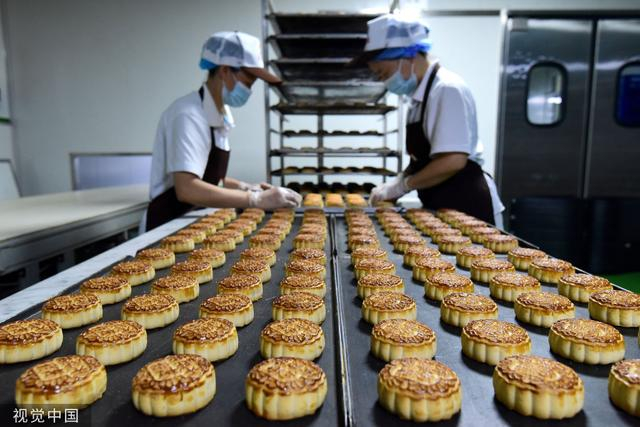 8月16日，河北省邯郸市，一家食品企业的糕点加工车间，工作人员在制作月饼。图片来源:郝群英/视觉中国